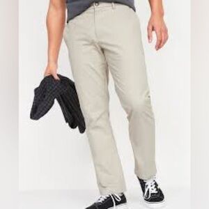 Men’s Old Navy 38x32 Straight Built-In Flex Chino Pants in Light Khaki